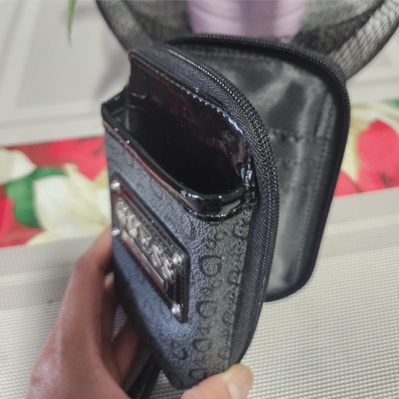 Guess bag with free wallet/cellphone holder - Picture 6 of 7